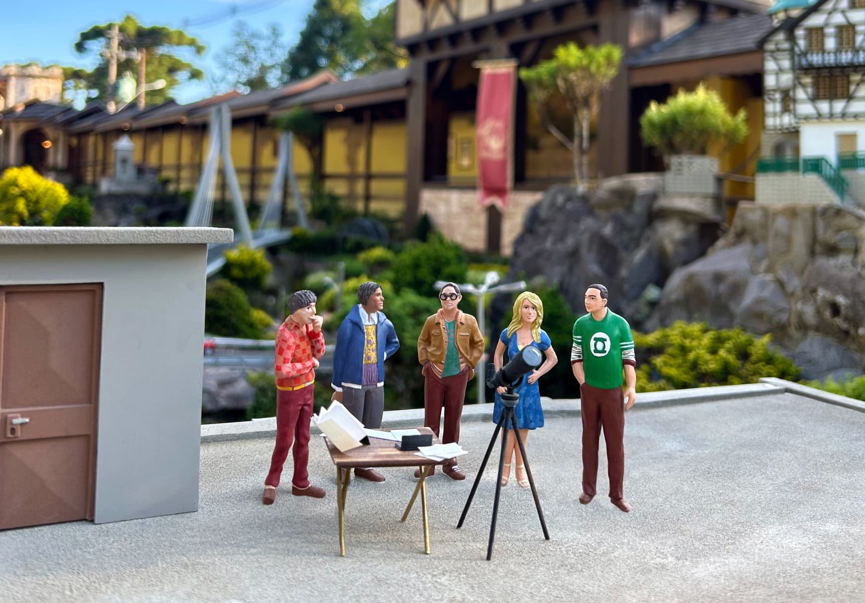 Personagens de The Big Bang Theory entre as miniaturas do Mini Mundo em Gramado