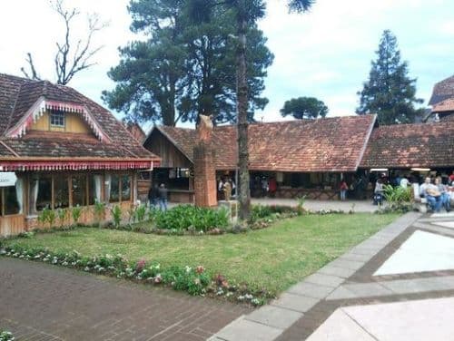 Praça das Etnias e Casa do Colono
