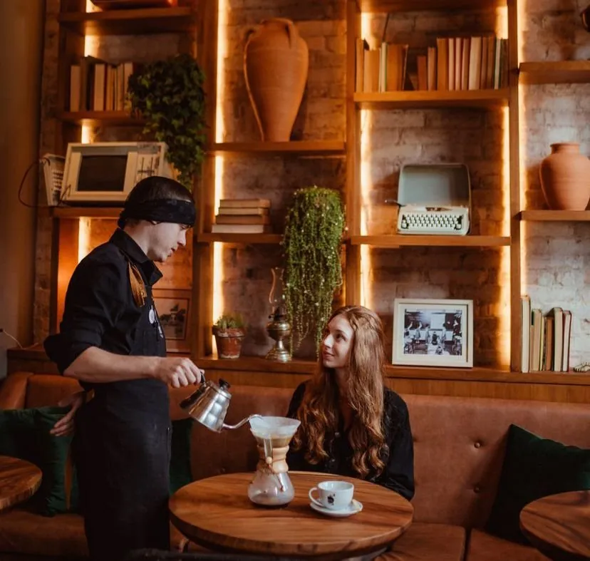 Atendimento à mesa no ambiente interno do Café Cultura Canela
